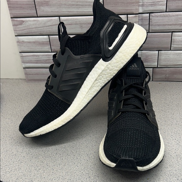 Adidas Ultraboost 19 Flyknit  Men's size 11  Black Running Shoes - Picture 4 of 8